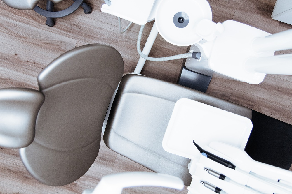 Wizyta u dentysty w Krakowie – jak często ją odbywać i jak się przygotować?